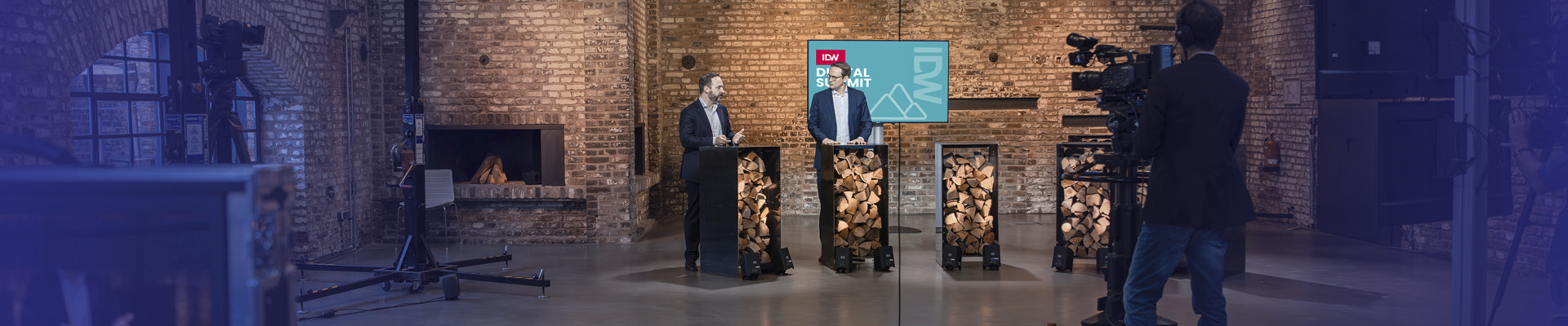 Digital Summit Studio mit Referenten und Kameramann