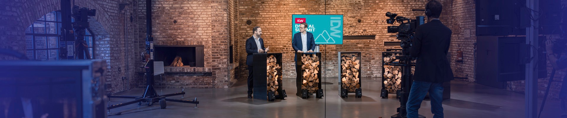 Digital Summit Studio mit Referenten und Kameramann