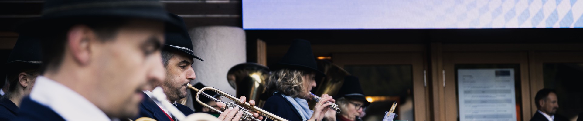 Blaskappelle und Schriftzug Fachkolloquium Oberammergau