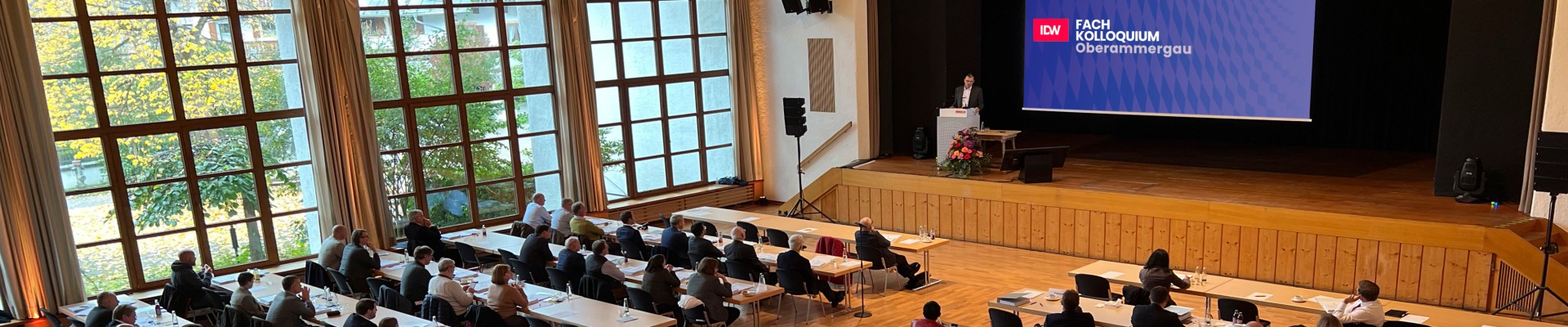Vortragssaal mit Teilnehmern und Bildschirm Fachkolloquium Oberammergau