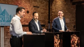 Filmstudio Digital Summit mit Moderator und Referenten