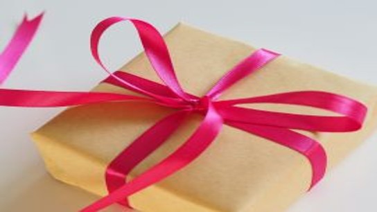 Geschenk mit roter Schleife