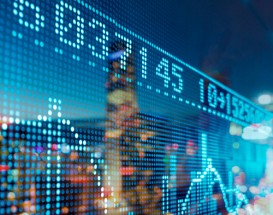 IDW Positionspapiere Niedrigzinsphase und Brexit Börsenindex-Tafel vor City-Skyline