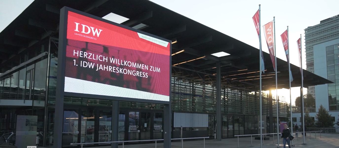 IDW Jahreskongress 2021 Gebäudeansicht WCC Bonn mit IDW Bildschirm