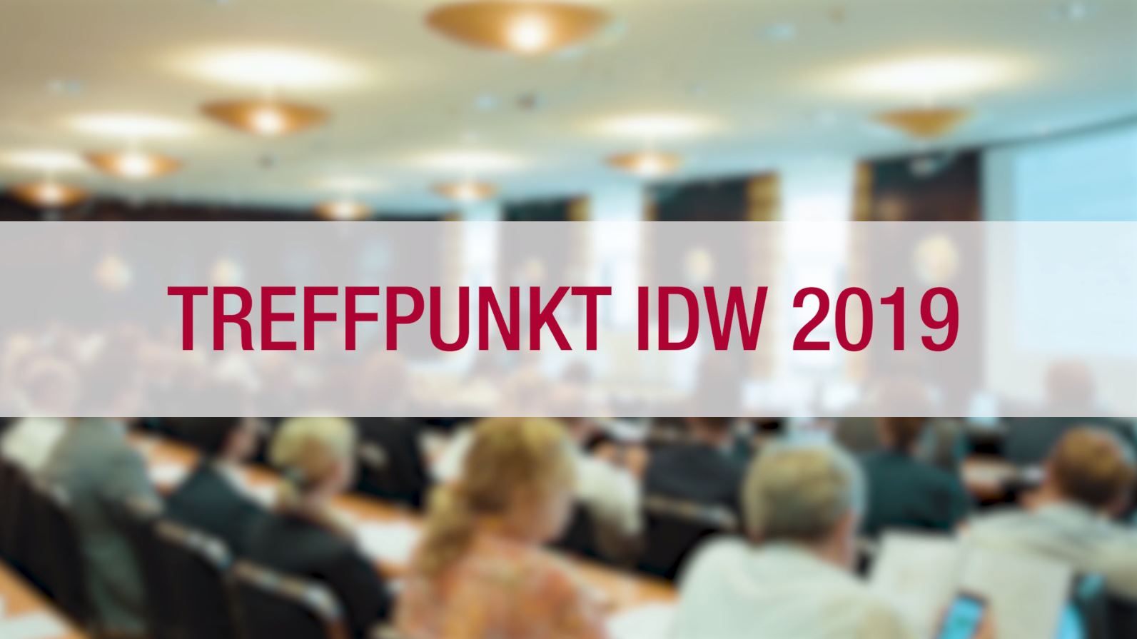 Schriftzug Treffpunkt IDW 2019 mit Veranstaltungsimpressionen im Hintergrund